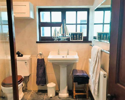 Koupelna v ubytování The Captain's Cottage at Climping