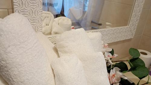 a pile of towels sitting in front of a mirror at Home in Arezzo