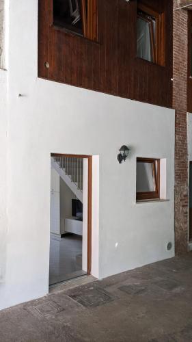 a white wall with a doorway into a room at Foresteria - Riolo in Schio