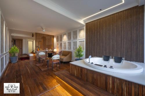 een grote badkamer met een bad in het midden van een kamer bij The BlackPearl Hillcrest in Kasauli
