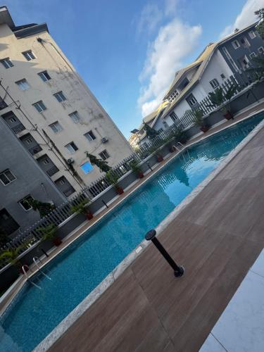 una piscina frente a dos edificios en The Cove Unit Ikate Lekki, en Lekki
