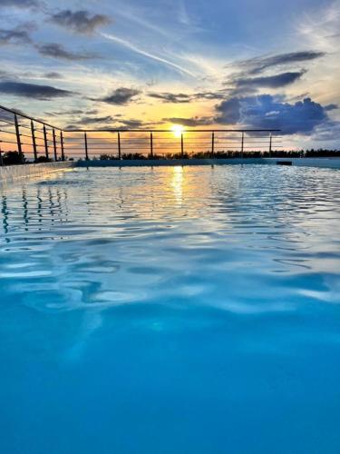 フリック・アン・フラックにあるCoastal Calm The Cove 2の夕日を背景に水