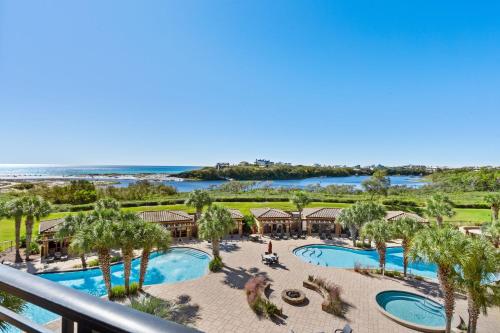 einen Luftblick auf ein Resort mit zwei Pools und Palmen in der Unterkunft Sanctuary by the Sea 3112 by Newman-Dailey in Blue Mountain Beach