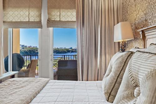 ein Schlafzimmer mit einem Bett und einem Fenster mit Aussicht in der Unterkunft Sanctuary by the Sea 3112 by Newman-Dailey in Blue Mountain Beach