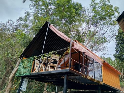 Το κτήριο όπου στεγάζεται  το κάμπινγκ