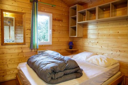 Postel nebo postele na pokoji v ubytování Chalet 213 en lisière de forêt