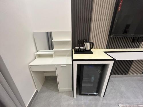 a room with a white desk and a counter top at قمرة قباء Cuba moon2 in Al Madinah