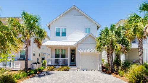 una casa bianca con palme di fronte di That Summer Feeling a Inlet Beach