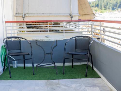 twee stoelen en een tafel op een balkon bij Trikala Homey Vibes in Tríkala