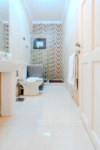 a bathroom with a sink and a toilet at El Sheikh Zayed in Sheikh Zayed