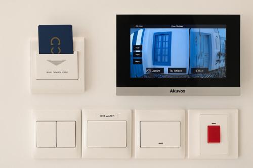 een muur met een iPod en een foto aan de muur bij Central House in Limassol