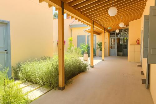 een binnenplaats van een huis met een houten pergola bij Central House in Limassol