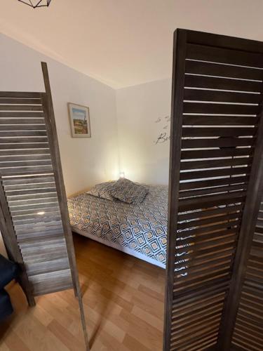 Postel nebo postele na pokoji v ubytování Melusinehof - Studio au coeur de Bailleul