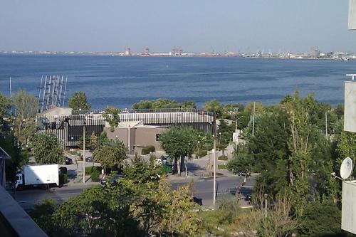 Seafront Apartment - Sleeps 13 - Parking - Balcony