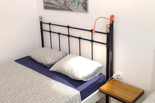 Seafront Apartment - Sleeps 13 - Parking - Balcony