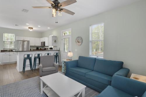 锡格罗夫海滩The Bungalows at Seagrove 114的带蓝色沙发的客厅和厨房