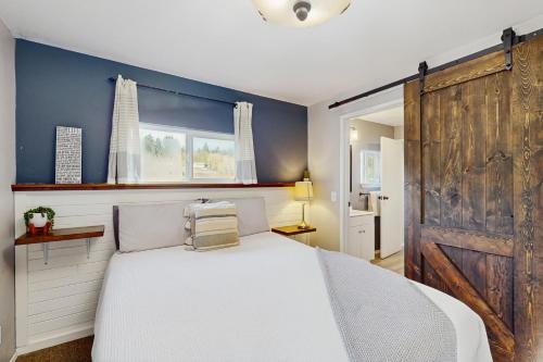 1 dormitorio con 1 cama y puerta de madera grande en Scandia Suite, en Keyport