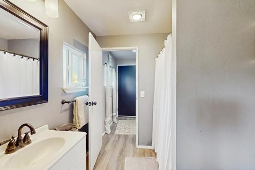 un baño con lavabo y espejo en Scandia Suite, en Keyport