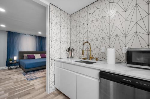 Kuchyň nebo kuchyňský kout v ubytování Spacious King Studio with Fast WiFi & Desk