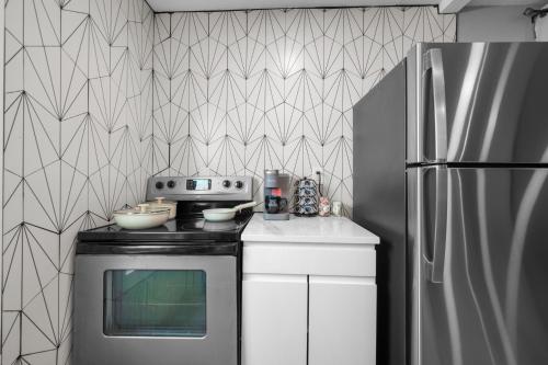 Kuchyň nebo kuchyňský kout v ubytování Spacious King Studio with Fast WiFi & Desk