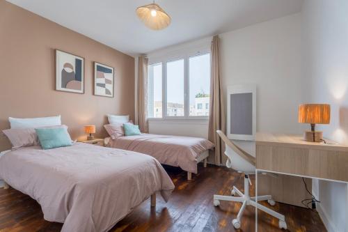 En eller flere senge i et værelse på Le Verdoyant Netflix Grand balcon Padel