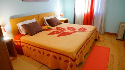 a bedroom with a large bed in a room at Apartamento Barros in Estreito de Câmara de Lobos