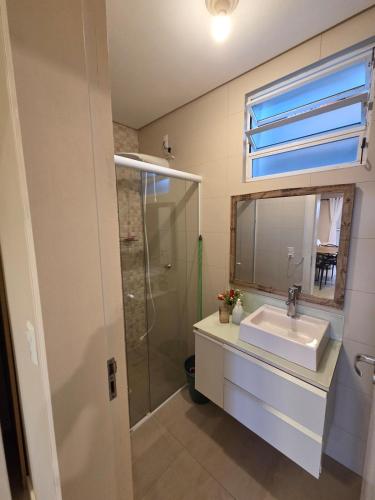 a bathroom with a sink and a shower at Apartamento 101 Farol de Santa marta in Laguna