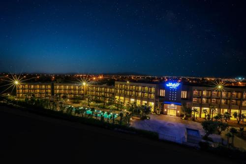 un edificio di notte con luci accese di Wazo Hotel a Marrakech