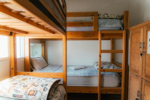 Dos literas en una habitación con una cama en Light House Imsouane, en Imsouane