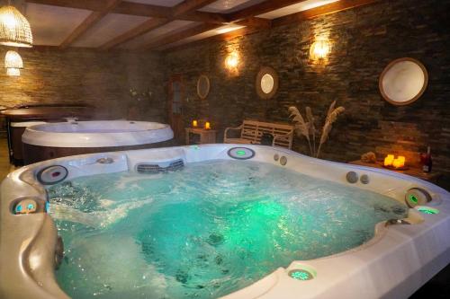 jacuzzi en una habitación con en Hotel Serena Suite, en La Serena