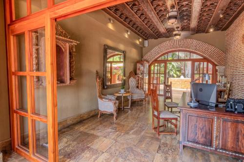 een woonkamer met een boog en een tafel en stoelen bij GHL Collection Armería Real Hotel in Cartagena
