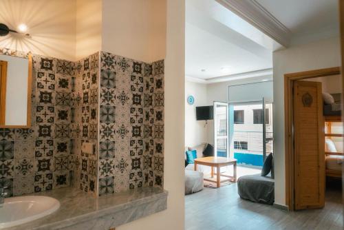 Un baño con lavabo y un dormitorio. en Light House Imsouane, en Imsouane