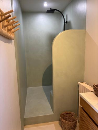 una ducha en un baño con puerta de cristal en Le Mas des Vignes en Drome provençale, en Rochegude