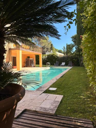 a swimming pool in the backyard of a house at la grande villa in Aix-en-Provence