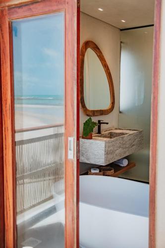 a bathroom with a sink and a mirror at Lahaina Hotel in Icaraí
