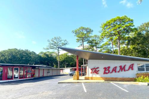 a building with a us bank sign on the side of it at Bama Motel Mobile I-65 & US-90 in Mobile