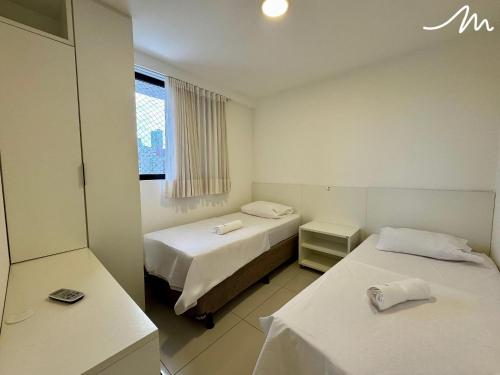a hotel room with two beds and a window at Apartamento com Vista p/o Mar-Cabo Branco in João Pessoa