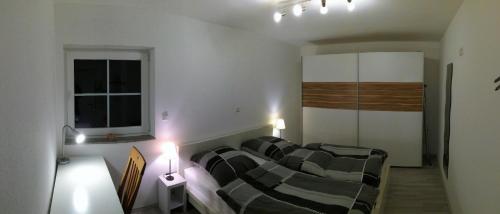ein Wohnzimmer mit einem Sofa und einem Fenster in der Unterkunft Ferienwohnung Blissenbach in Kürten