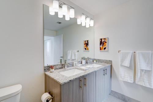 Et badeværelse på 805MM DOWNTOWN DORAL CONDO 2 BEDROOMS & 2 BATHROOMS