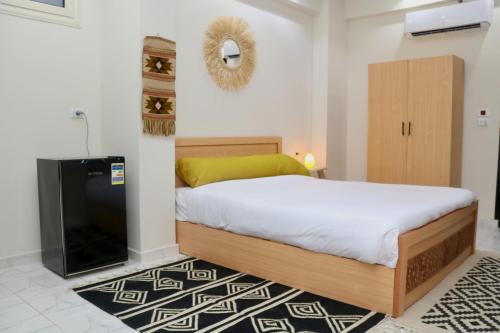 Кровать или кровати в номере Luxury Arabic Romantic Studio with its own large private Roof Terrace 15 mins from El Gouna