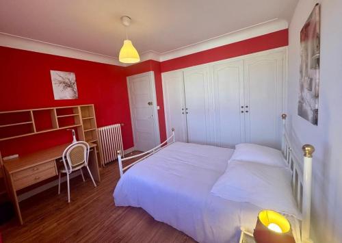 a bedroom with a white bed and a desk at Villa Amistad- Chambre Olivier - centre - parking - jardin - logement partagé in Mont-de-Marsan