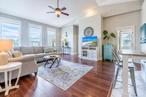 un soggiorno con un divano e un tavolo di Topsail Village 824 a Santa Rosa Beach