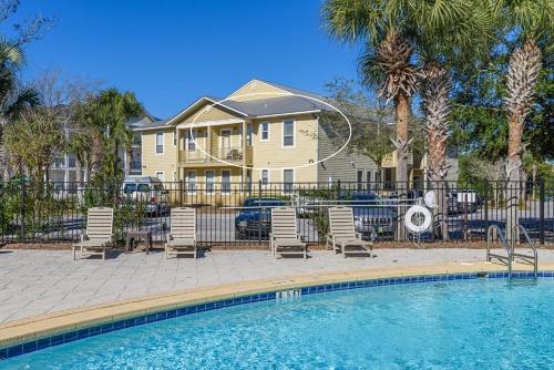 una casa con piscina di fronte a una casa di Topsail Village 824 a Santa Rosa Beach