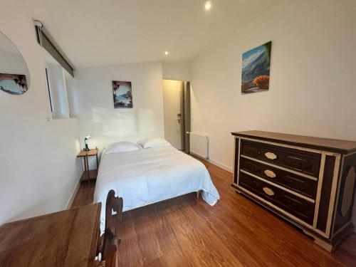 Ένα ή περισσότερα κρεβάτια σε δωμάτιο στο Villa Amistad - Glycine - centre - parking - jardin - logement partagé -