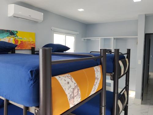 Una cama o camas en una habitación de Brisas Bahía Azul Villa para 10 personas en Cancún