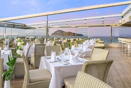 Un restaurant sau alt loc unde se poate mânca la Porto Platanias Beach Resort & Spa