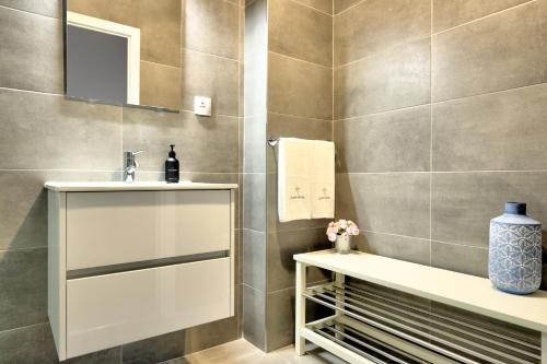 a bathroom with a sink and a mirror at Elegant City House Moderno no Centro da Cidade in Chaves