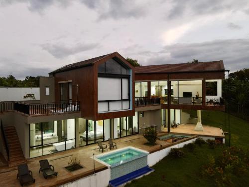an aerial view of a house with a swimming pool at New Espectacular Chalet de lujo con vistas de lujo in Quindío