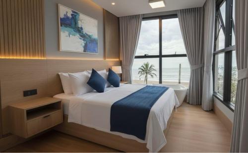 Un dormitorio con una cama y una ventana grande. en Acqua Di Mare Pousada, en Itanhaém