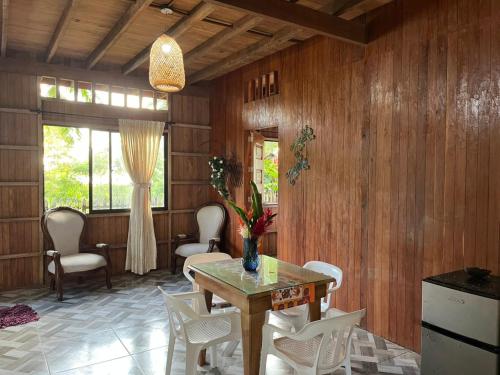 a dining room with a table and white chairs at Cabañas Arrecifes in El Valle